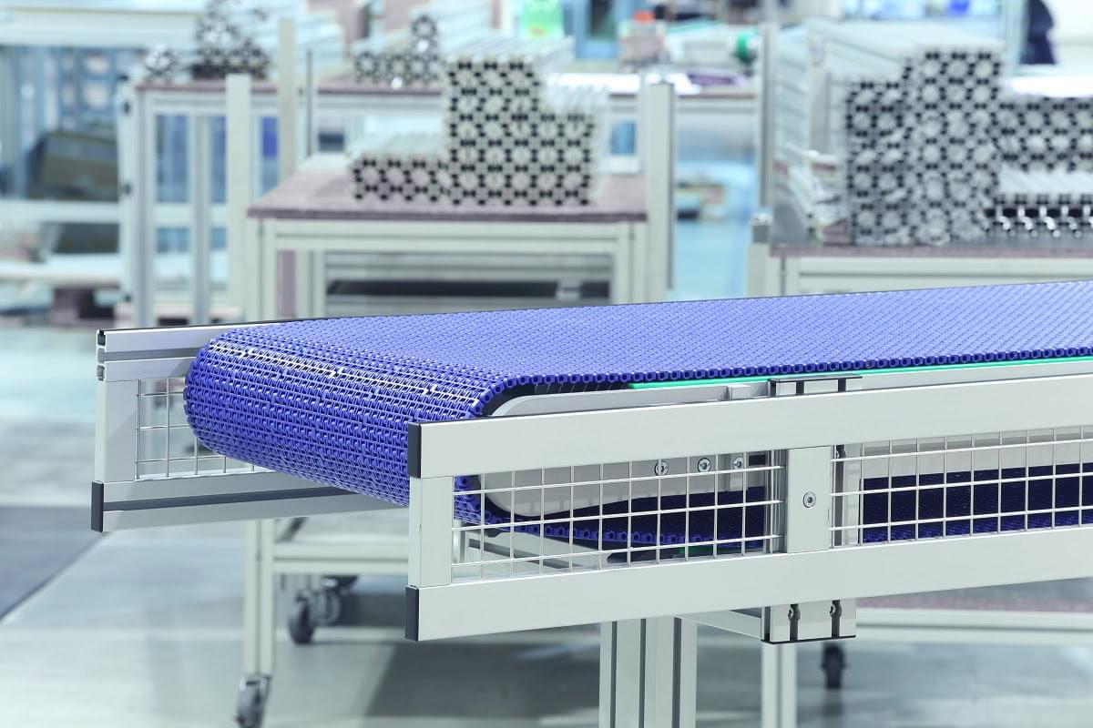 Modularen transportni trak v proizvodni liniji. Modularni transportni trakovi.