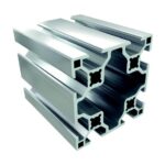 Slojevi aluminijskih profilov 30x60 V8 na belem ozadju